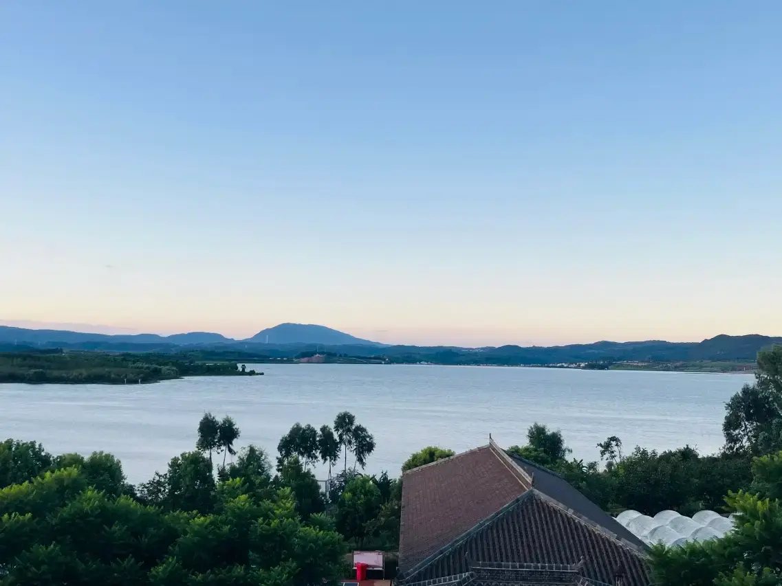 弥勒湖畔旅居环境